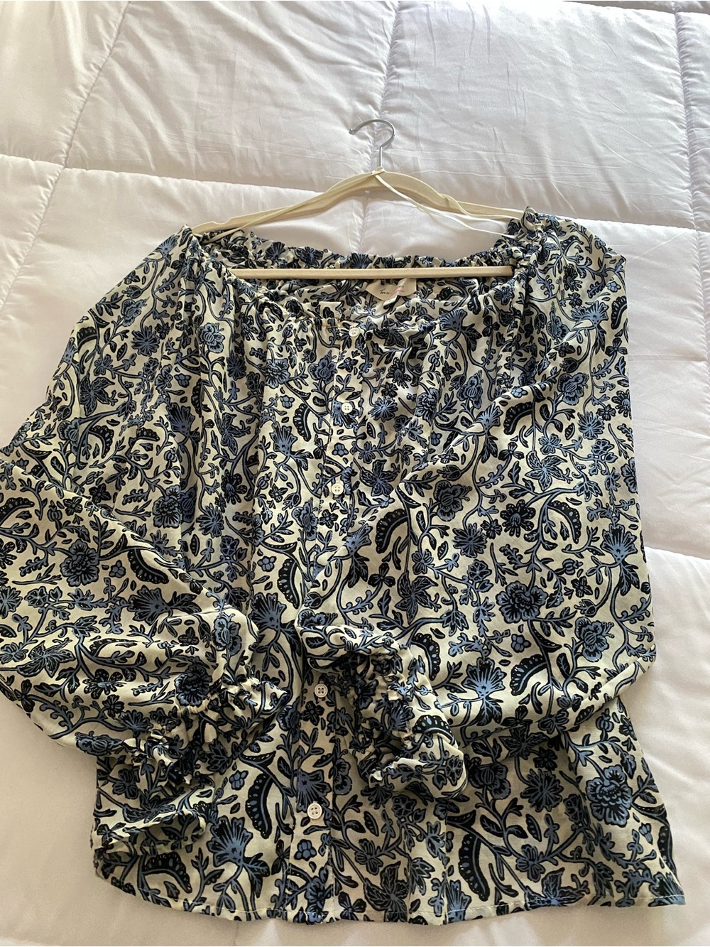 Vince Camuto
Raglan Peasant Split Neck Blouse Large